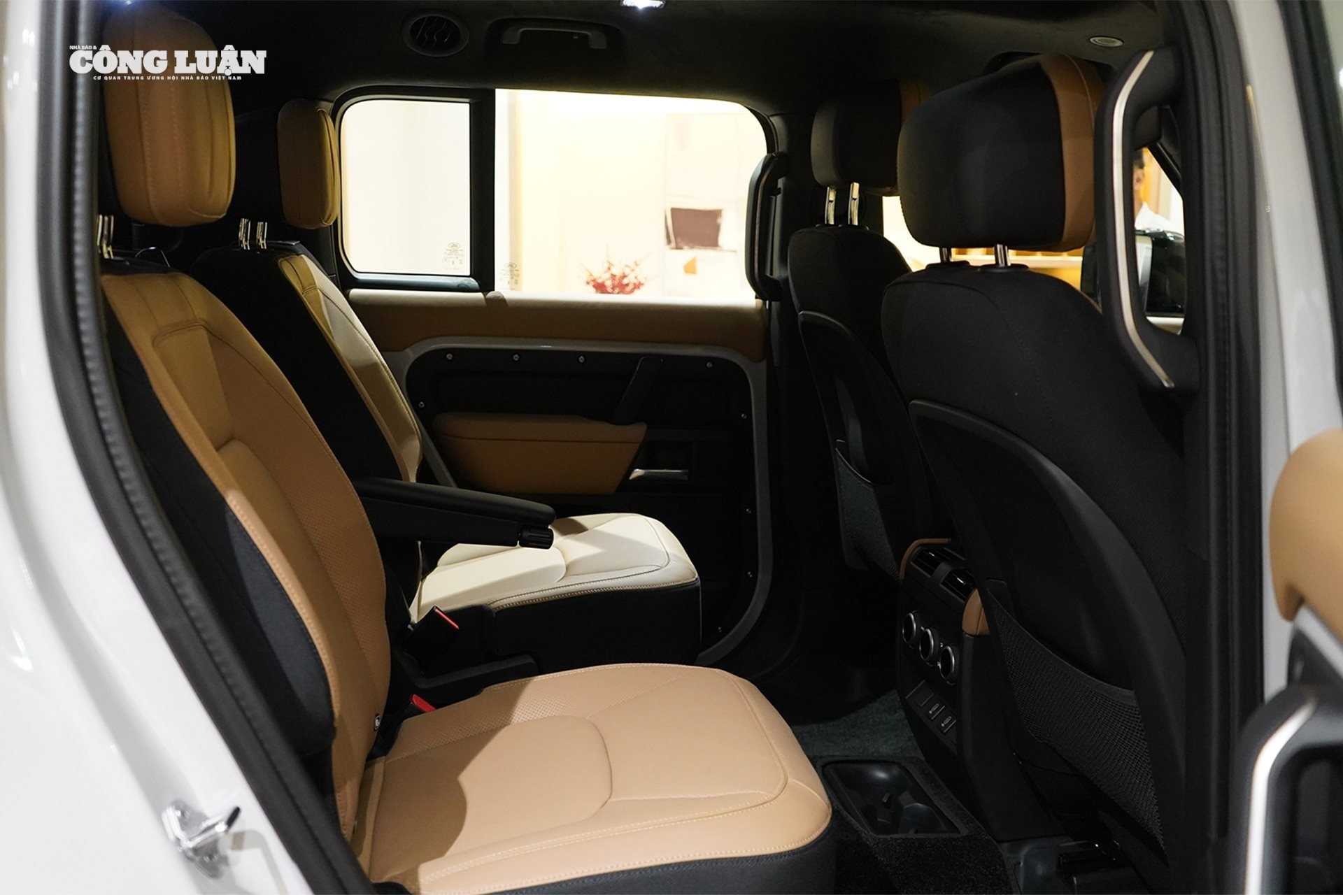 Không gian hàng ghế sau của phiên bản Defender 130 X-Dynamic HSE 3.0 P400 MHEV.