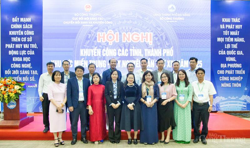 Lãnh đạo Sở Công Thương Gia Lai và Trung tâm Khuyến công và Xúc tiến thương mại Gia Lai chụp ảnh chung tại Hội nghị khuyến công các tỉnh, thành phố khu vực miền Trung - Tây Nguyên.