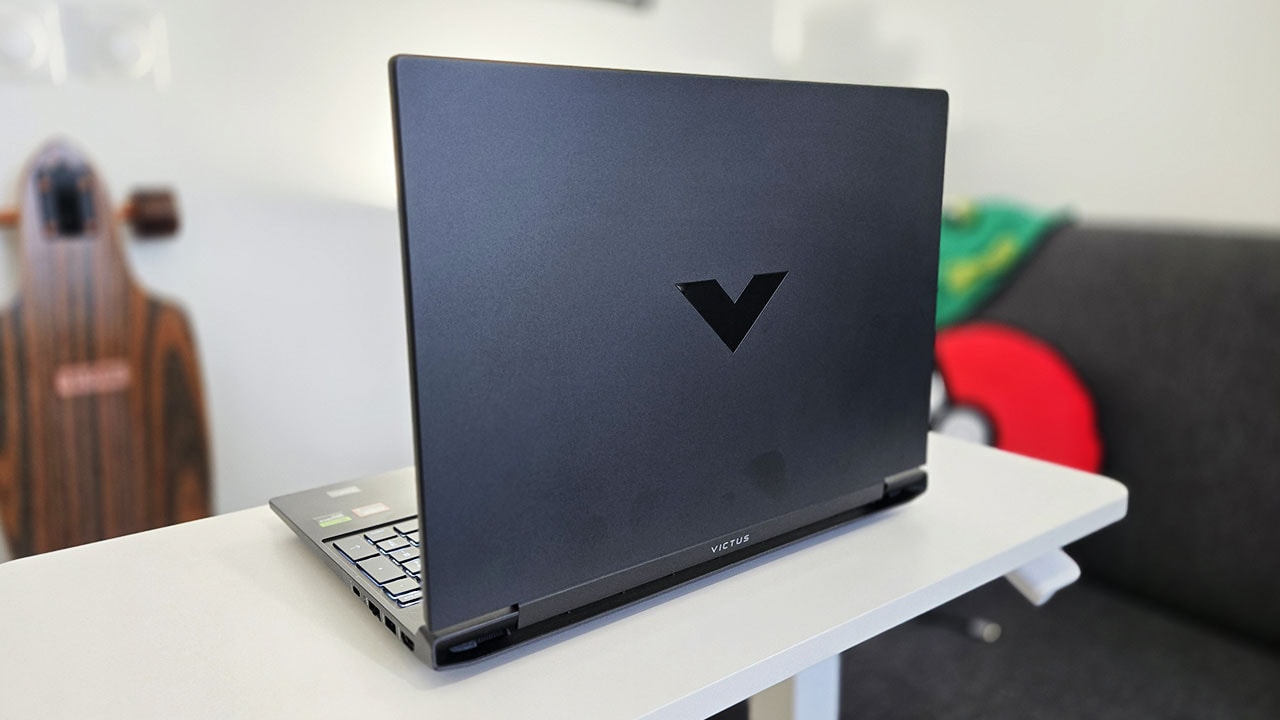 Thiết kế tổng thể của HP Victus 15 phiên bản 2025 với vỏ nhựa bền bỉ