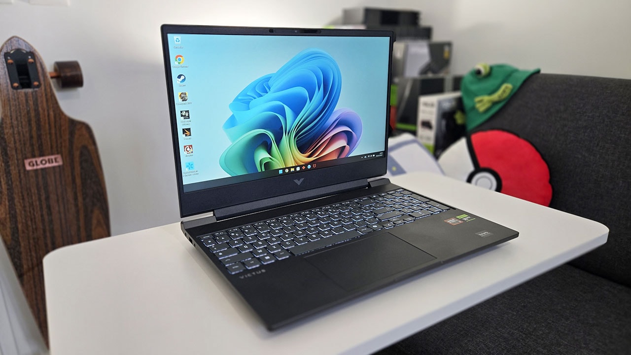 Tổng thể mặt lưng với logo Victus đặc trưng