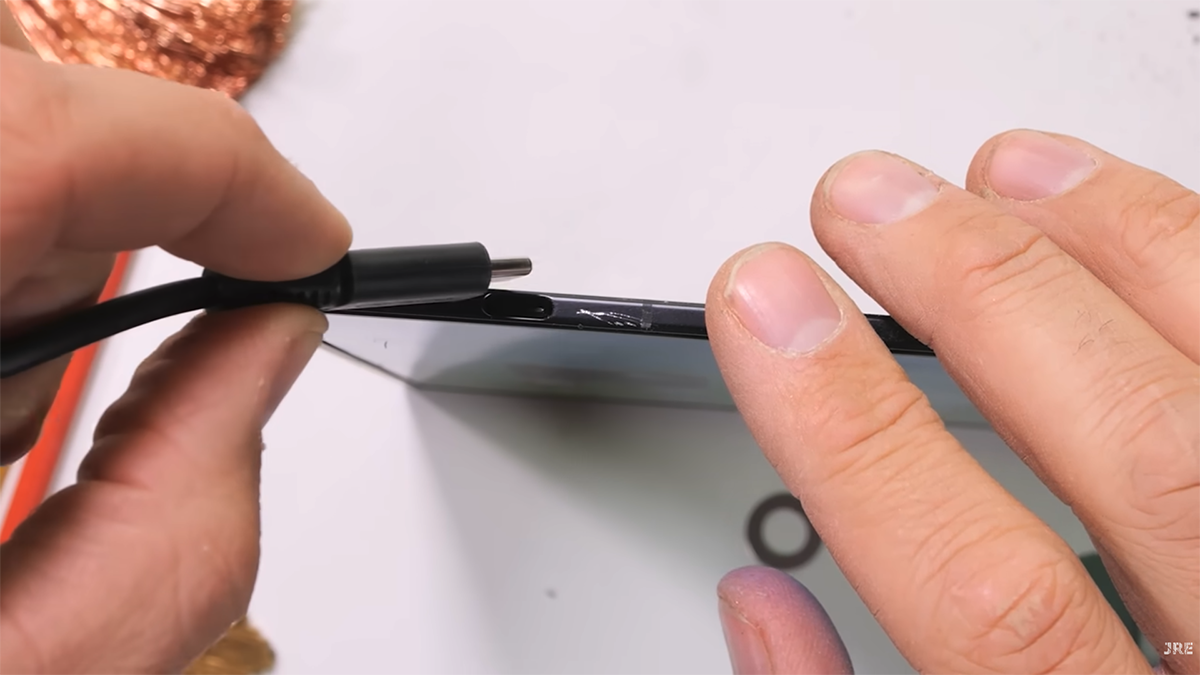 Khung viền máy dễ bị trầy xước bởi vật nhọn