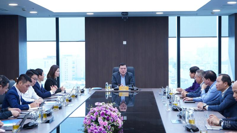 Đoàn công tác của Bộ Công Thương làm việc với Petrolimex (Ảnh: Thái Mạnh)