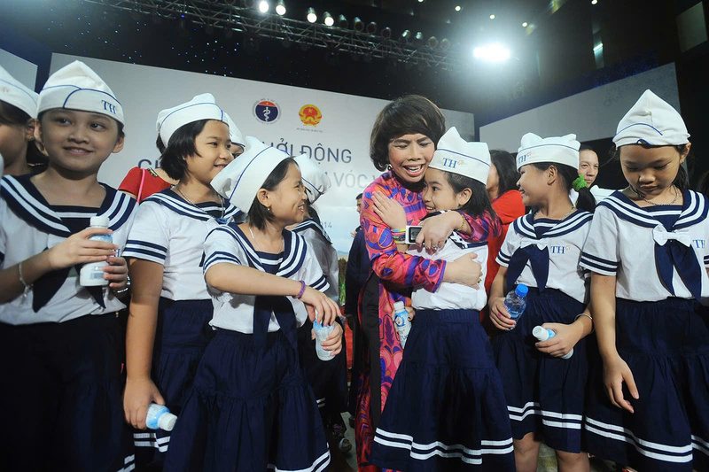 Bà Thái Hương cùng các em học sinh tham dự Lễ khởi động Chương trình Sữa học đường vì tầm vóc Việt năm 2014. TH chính là đơn vị khởi xướng chương trình Sữa học đường quốc gia.