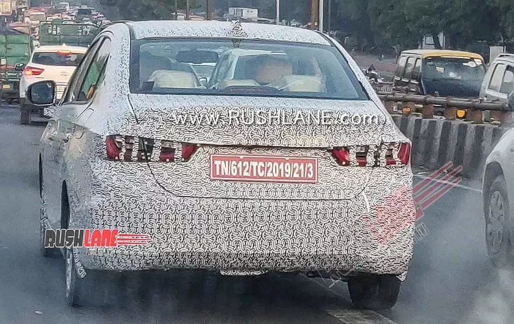 Phần đuôi xe có nhiều chi tiết giống