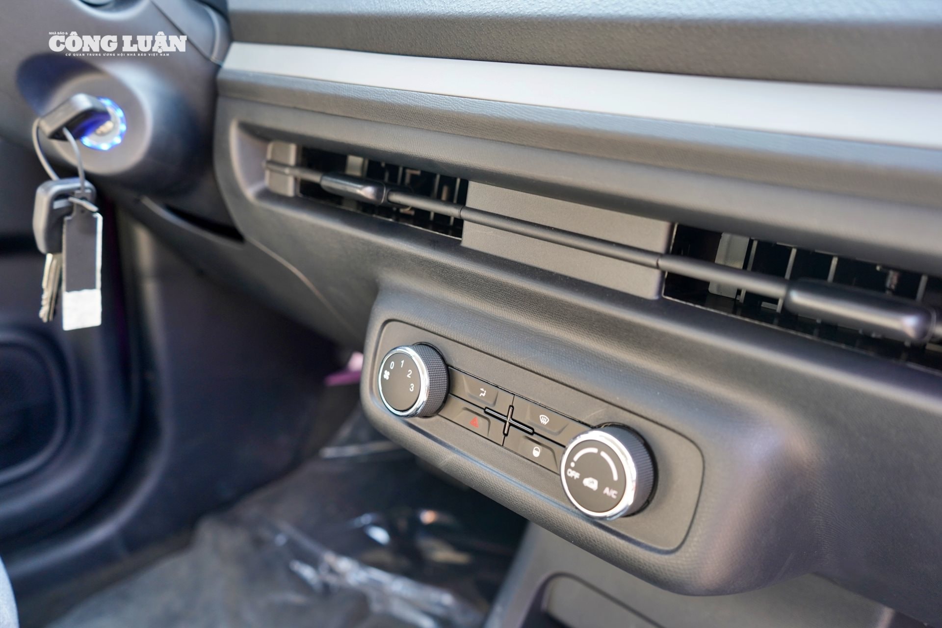 Khu vực điều khiển phía trước.