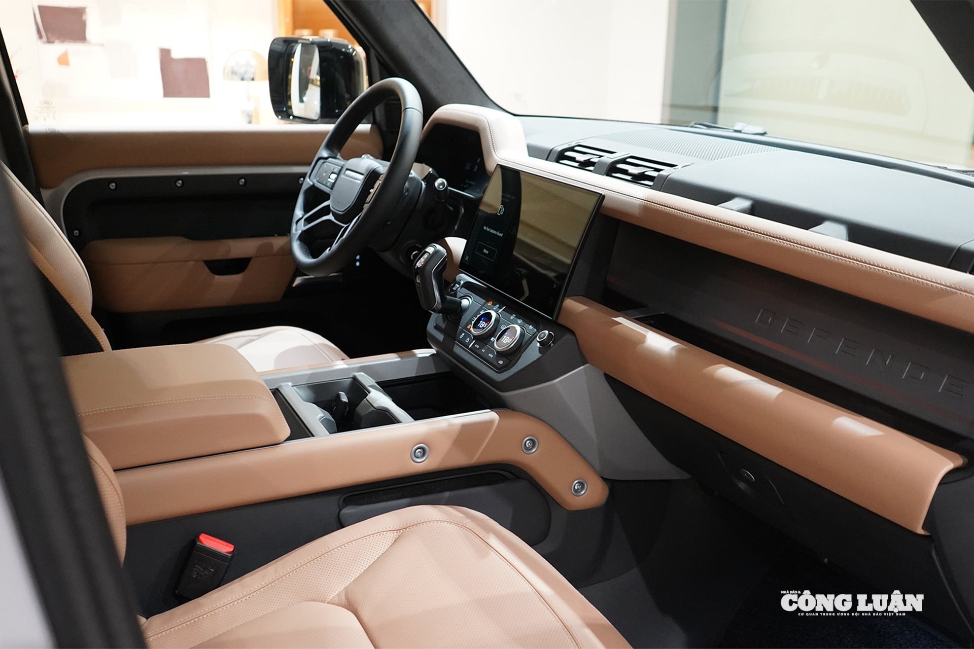 Thiết kế khoang lái của Land Rover Defender 2026.