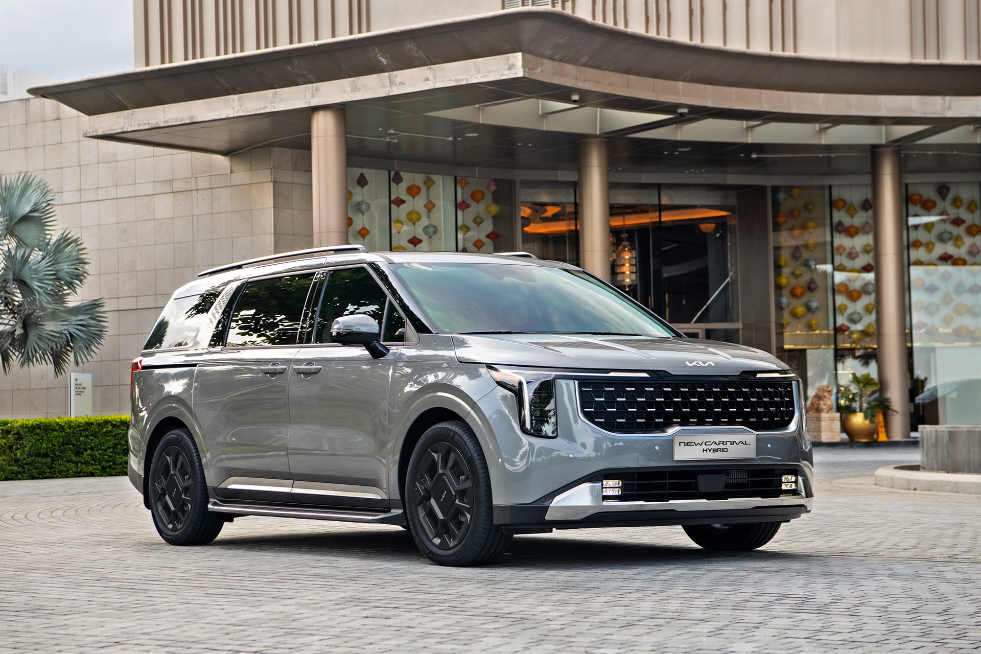 Phiên bản lai xăng điện Kia Carnival HEV 2025 - Ảnh: Thaco Auto