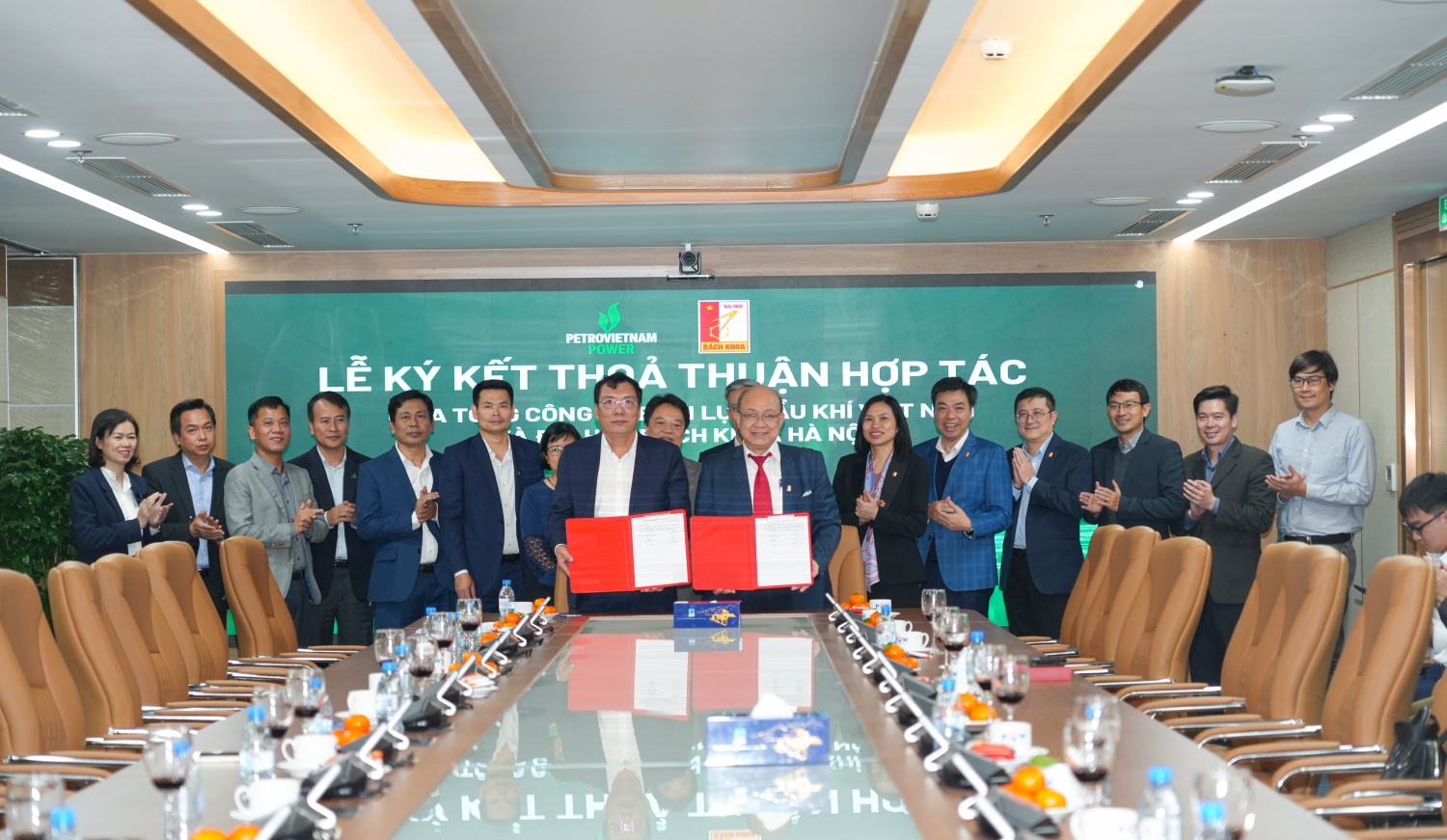 Tổng Giám đốc PV Power Lê Như Linh và Giám đốc Đại học Bách Khoa Hà Nội Huỳnh Quyết Thắng ký kết thoả thuận hợp tác. Tổng Giám đốc PV Power Lê Như Linh và Giám đốc Đại học Bách Khoa Hà Nội Huỳnh Quyết Thắng ký kết thoả thuận hợp tác.