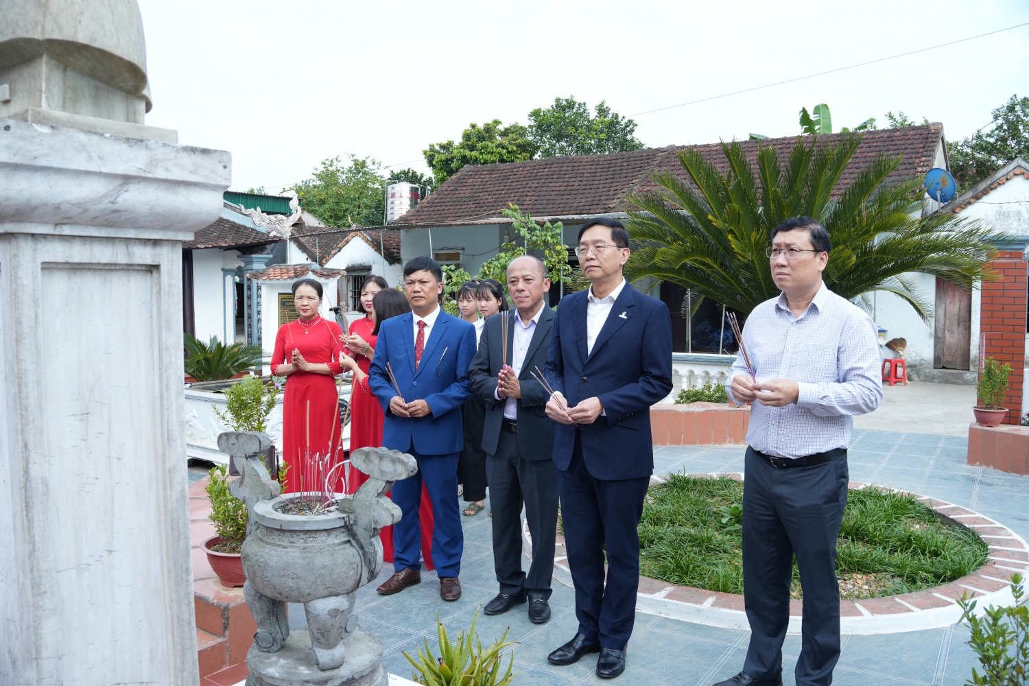 Đoàn công tác Petrovietnam cùng thầy cô giáo và học sinh nhà trường dâng hương tưởng niệm tại Di tích Lịch sử cấp Quốc gia Nhà thờ liệt sĩ, nhà cách mạng Nguyễn Sỹ Sách. STEM Innovation Petrovietnam: Khơi dậy truyền thống hiếu học từ quê hương cách mạng