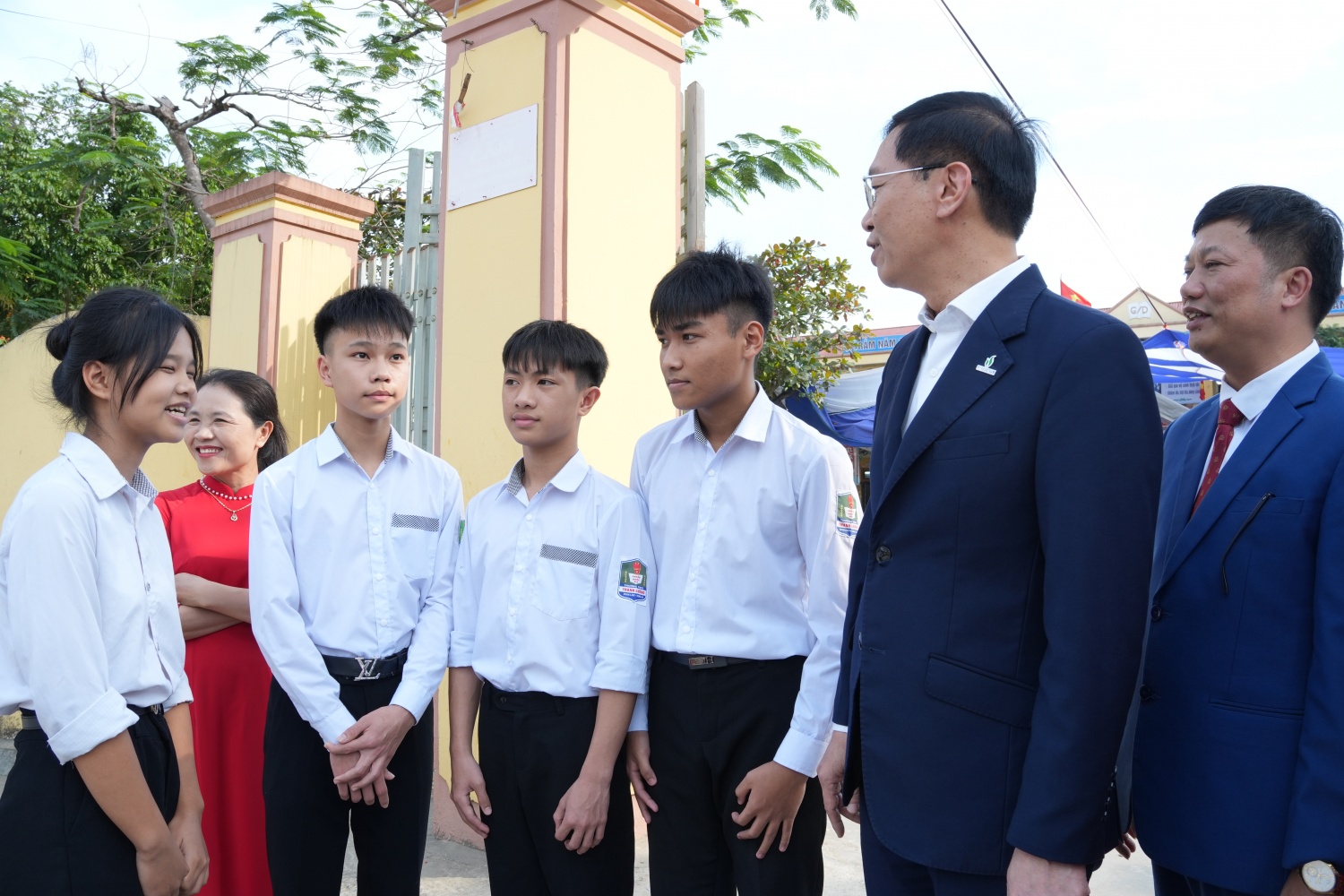 Đồng chí Trần Quang Dũng trò chuyện cùng thầy cô và trò trường THCS Thang Lương STEM Innovation Petrovietnam: Khơi dậy truyền thống hiếu học từ quê hương cách mạng