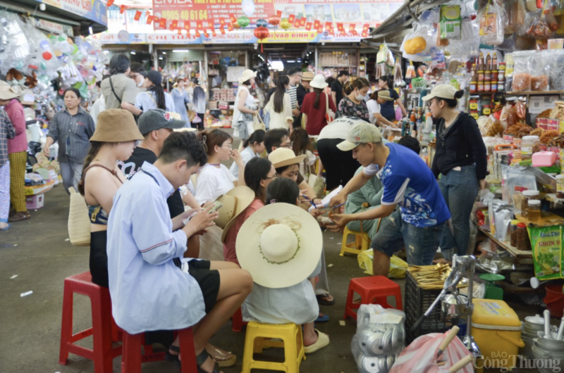 Du khách thử sản phẩm tại quầy hàng Văn Tùng.