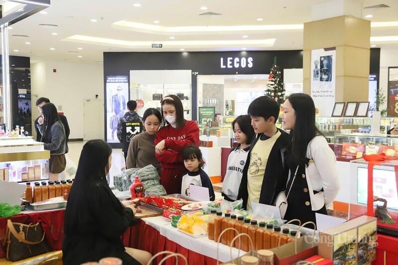 Nhu cầu mua sắm của người dân tăng cao trong dịp cuối năm. Ảnh: Trọng Tùng