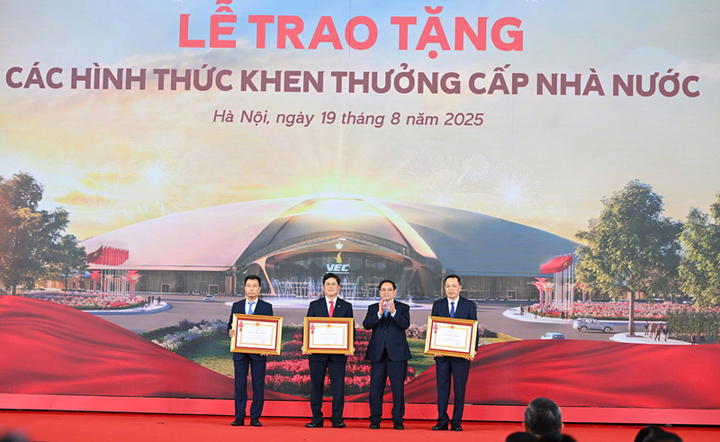 Thủ tướng Phạm Minh Chính trao tặng Huân chương Lao động hạng Ba cho các tập thể, cá nhân thuộc EVN, EVNNPT vì có thành tích xuất sắc đột xuất trong tham gia xây dựng đường dây 500kV mạch 3, góp phần vào sự nghiệp xây dựng chủ nghĩa xã hội và bảo vệ Tổ quốc