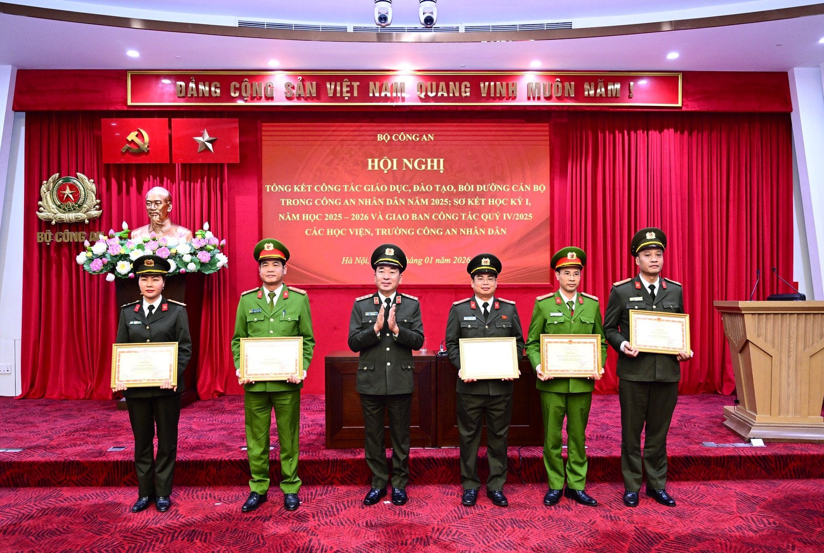 Thứ trưởng Trần Quốc Tỏ trao Bằng khen của Bộ Công an