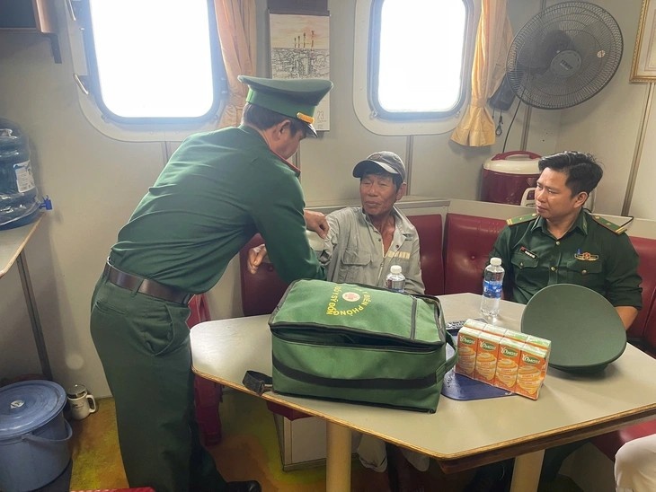 Tàu PTSC 03 kịp thời cứu ngư dân trôi dạt trên biển Dung Quất