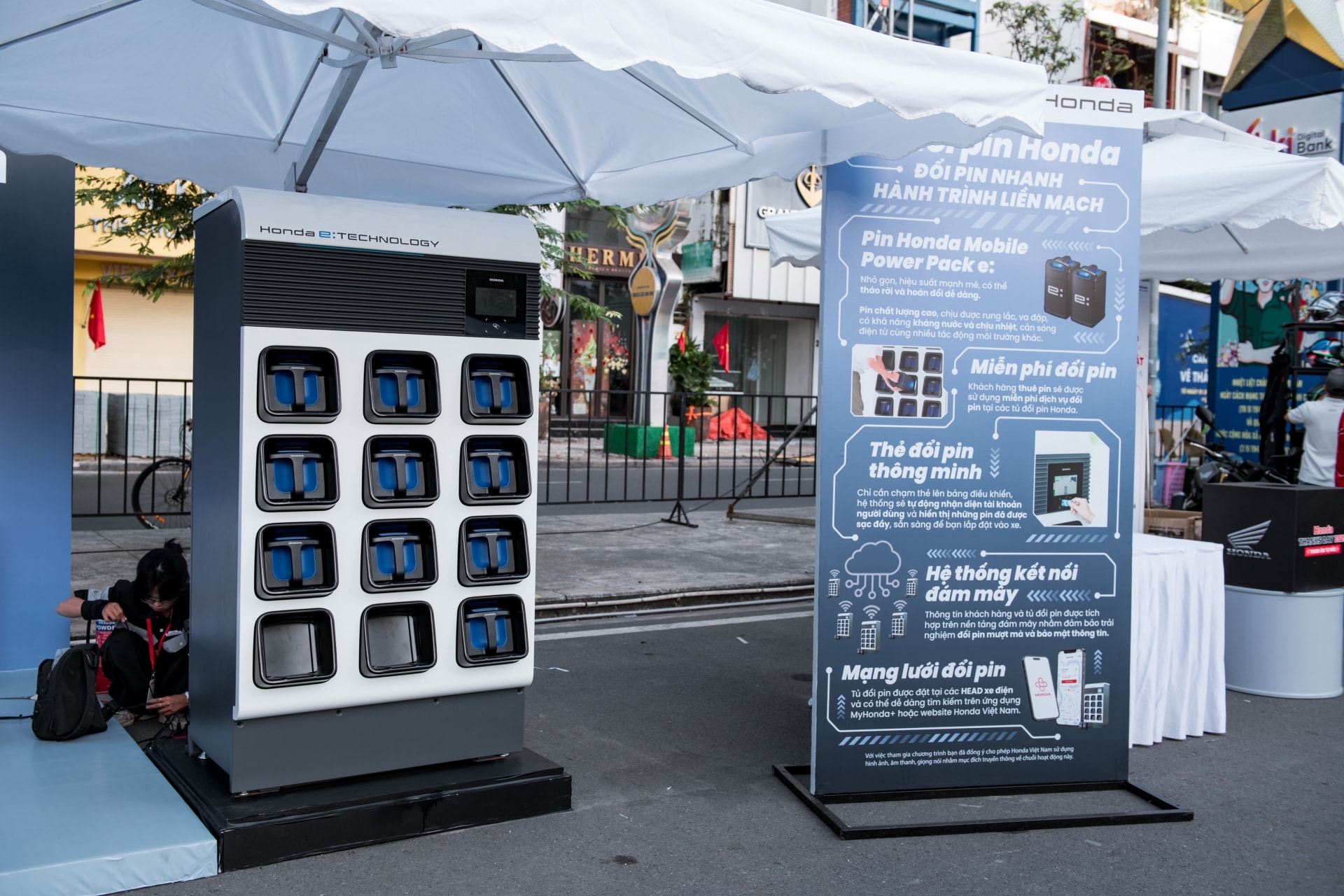 Người tiêu dùng xe điện CUV e: có thể sạc và đổi pin tại các trạm đổi pin của Honda - Ảnh: HVN