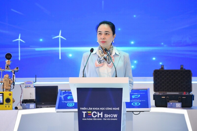 Bà Đỗ Nguyệt Ánh – Bí thư Đảng ủy, Chủ tịch Hội đồng thành viên EVNNPC phát biểu tại Lễ khai mạc Triển lãm