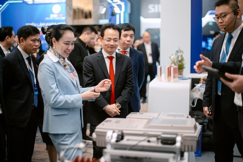 Bà Đỗ Nguyệt Ánh - Chủ tịch Hội đồng thành viên EVNNPC và ông Nguyễn Đức Thiện – Tổng giám đốc EVNNPC tham quan các gian hàng tại Triển lãm Techshow EVNNPC 2026
