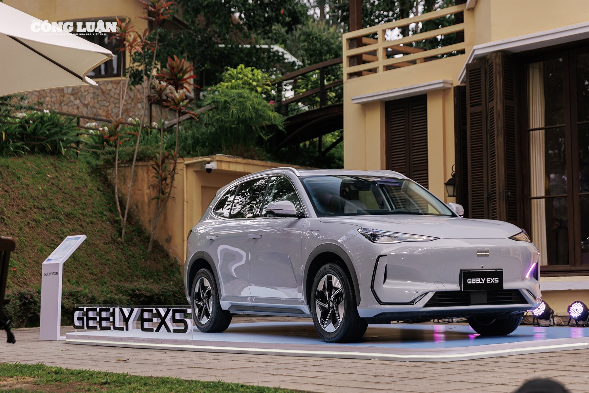 Do được miễn lệ phí trước bạ nên khách hàng mua mẫu xe điện Geely EX5 được giảm giá trực tiếp 45 triệu đồng kèm quà tặng tiền mặt.