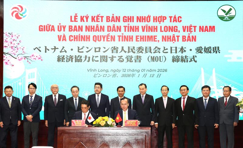 Lễ ký kết bản ghi nhớ hợp tác kinh tế giữa UBND tỉnh Vĩnh Long và chính quyền tỉnh Ehime (Nhật Bản). Ảnh: Khánh Ngọc