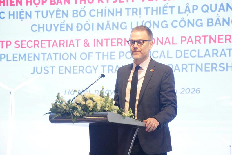 Phó Đại sứ Vương quốc Anh, ông Alex Strugnell phát biểu tại cuộc họp.