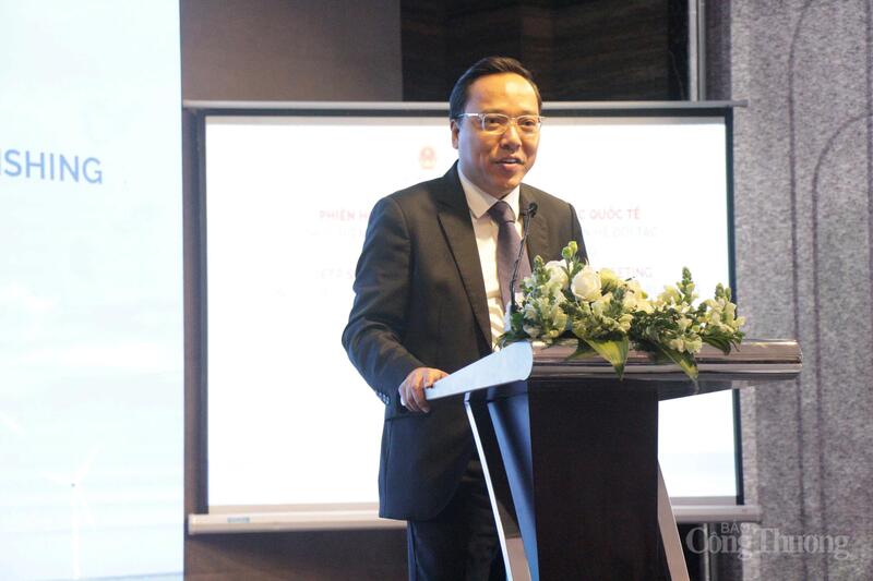 Thứ trưởng Bộ Công Thương Nguyễn Hoàng Long phát biểu tại cuộc họp.