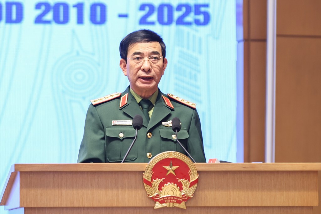 Đại tướng Phan Văn Giang, Ủy viên Bộ Chính trị, Bộ trưởng Bộ Quốc phòng, Phó Trưởng Ban Chỉ đạo phát biểu tại Hội nghị - Ảnh: VGP/Nhật Bắc