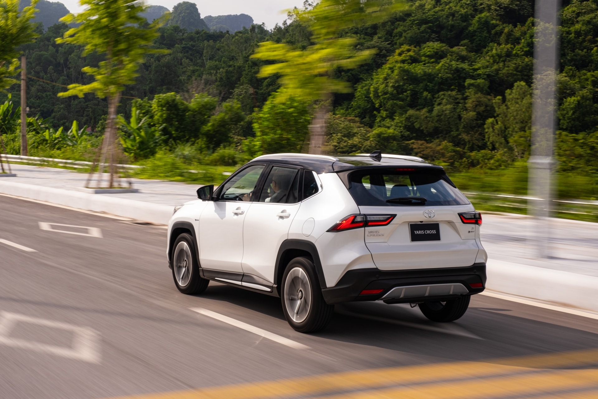 Yaris Cross HEV được hỗ trợ 50% thuế trước bạ.