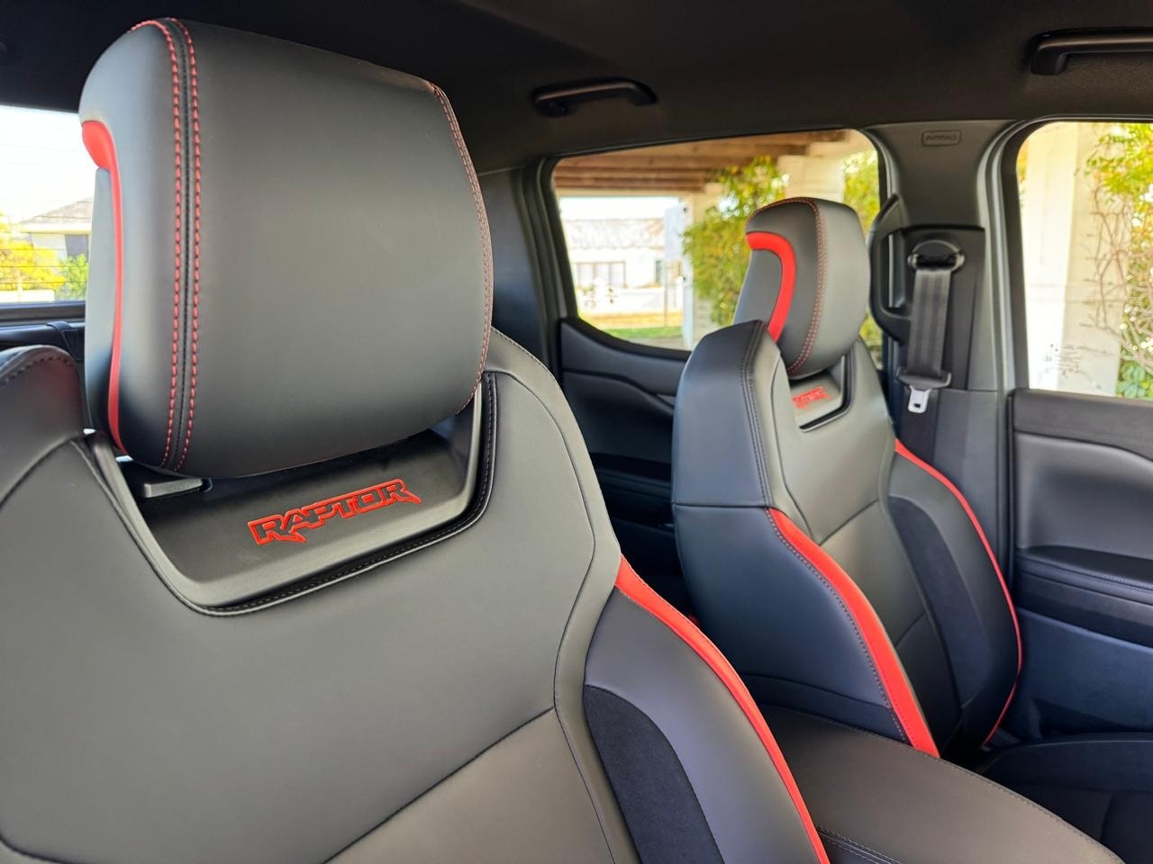 Ghế bọc da thể thao có các đường chỉ đỏ - Ảnh: Paultan