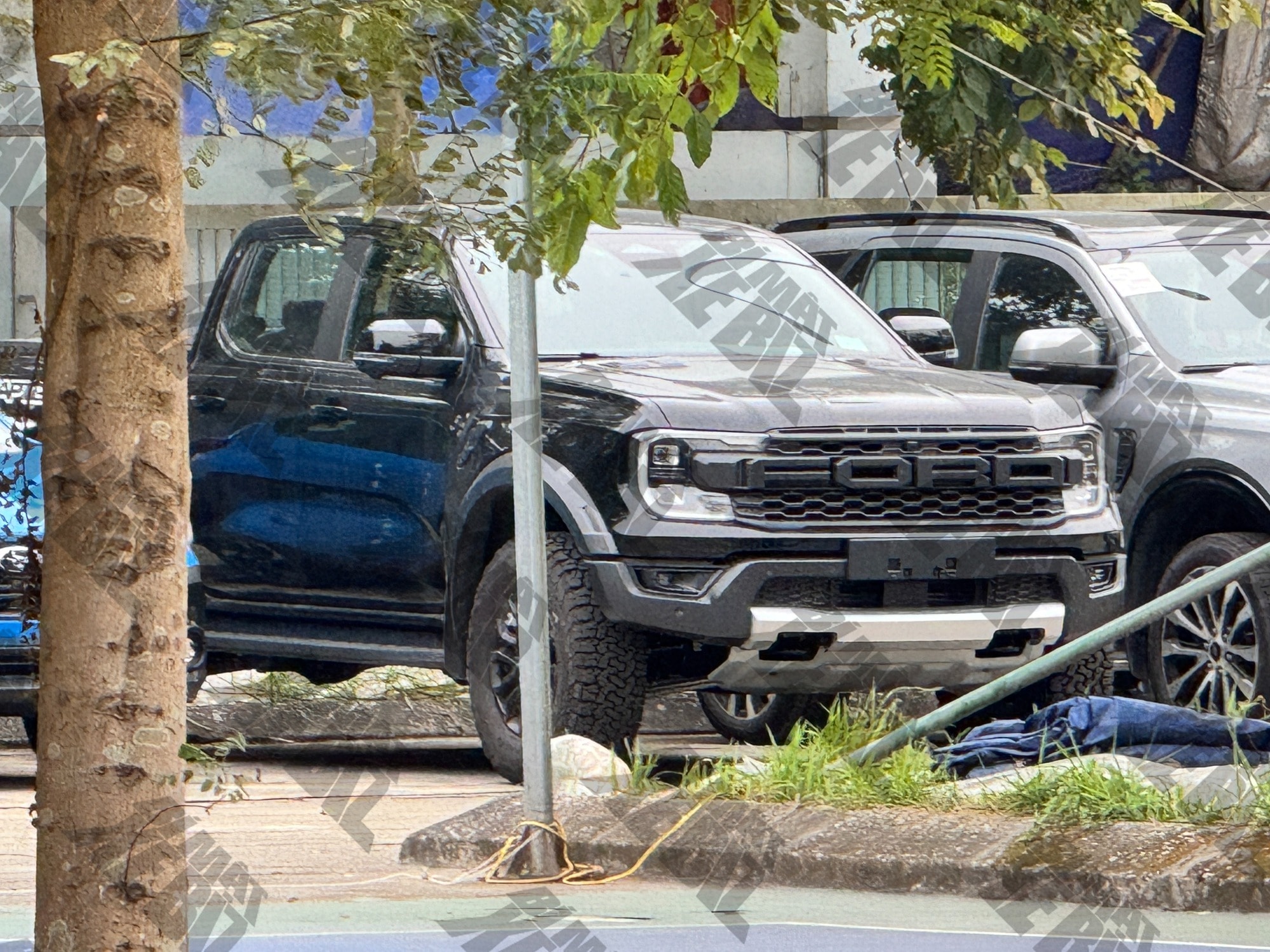 Chiếc bán tải Ford Ranger Raptor V6 máy xăng bị bắt gặp tại một trung tâm kiểm định khí thải ở Hà Nội - Ảnh: Hoàng Dũng