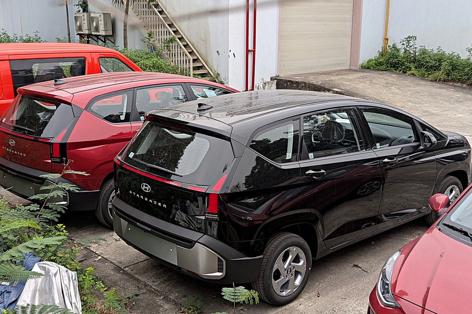 Hai chiếc xe Hyundai Stargazer 2026 bị bắt gặp tại một trung tâm kiểm định khí thải - Ảnh: MXH