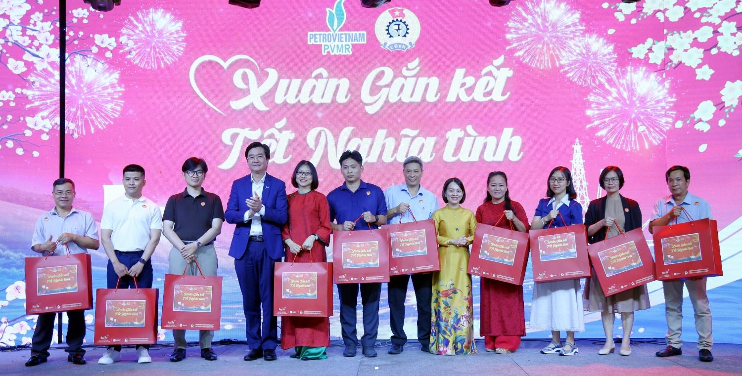 “Xuân gắn kết - Tết nghĩa tình” PVMR năm 2026: Ấm áp nghĩa tình, trọn vẹn Tết đoàn viên “Xuân gắn kết - Tết nghĩa tình” PVMR năm 2026: Ấm áp nghĩa tình, trọn vẹn Tết đoàn viên