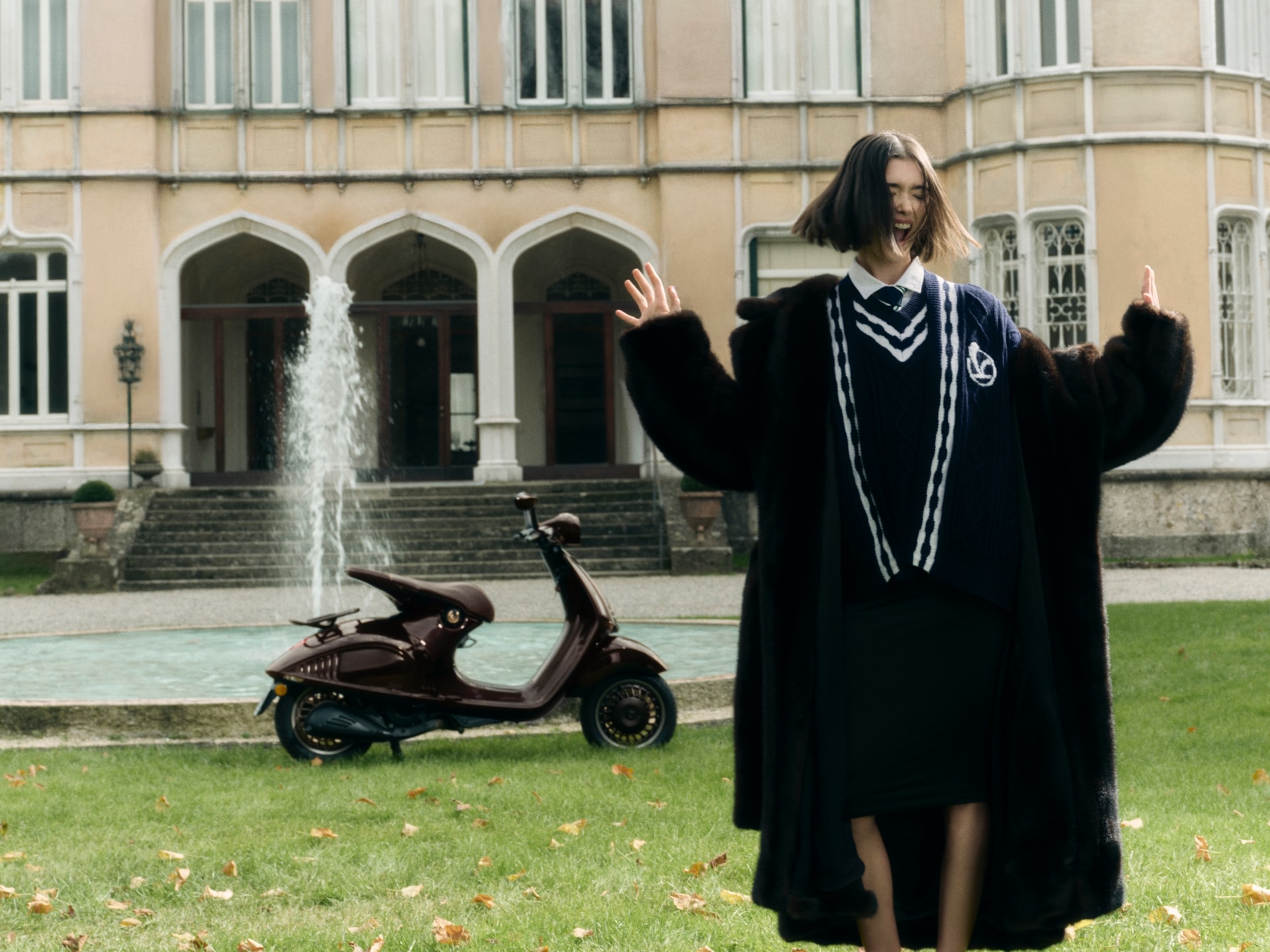 Ra mắt cùng Vespa 946 Horse còn có bộ sưu tập thời trang - Ảnh: Piaggio