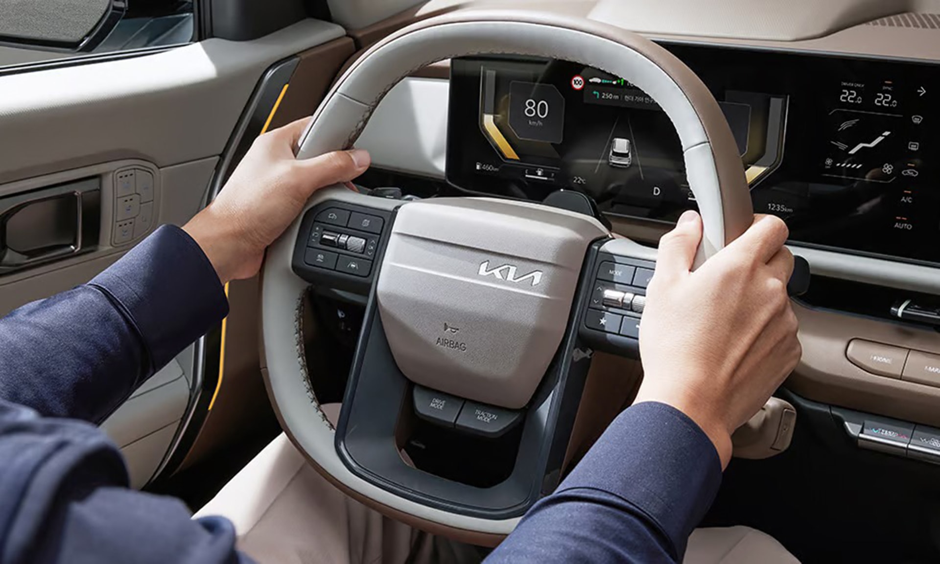 Vô-lăng vát đáy thể thao và có tính năng cảnh báo mất tập trung - Ảnh: Kia