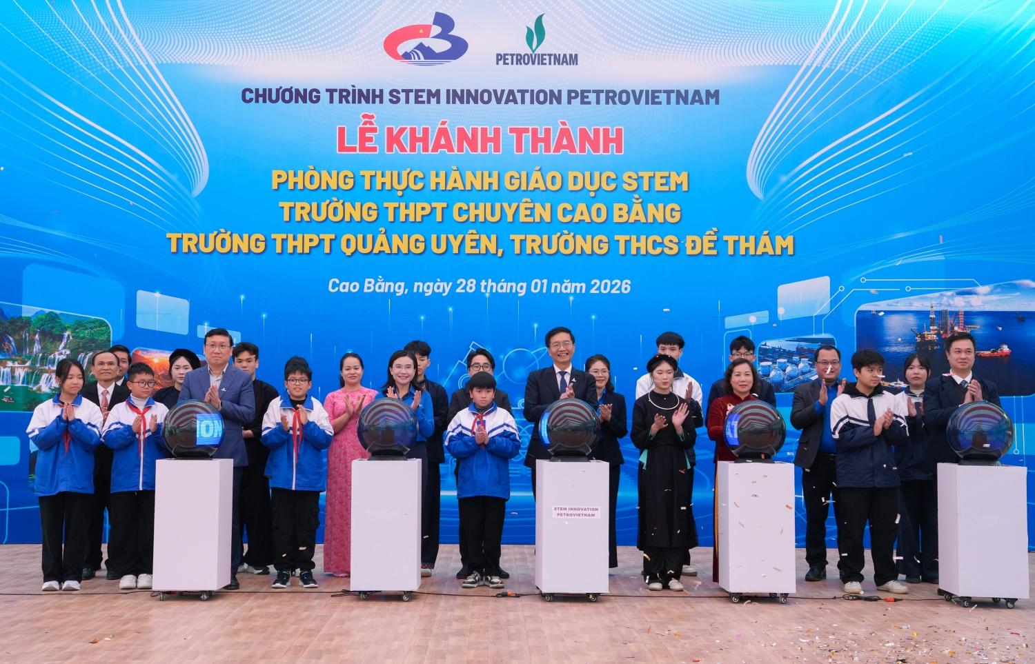 Petrovietnam mang “Xuân gắn kết - Tết nghĩa tình” đến với bà con Cao Bằng Petrovietnam mang “Xuân gắn kết - Tết nghĩa tình” đến với bà con Cao Bằng