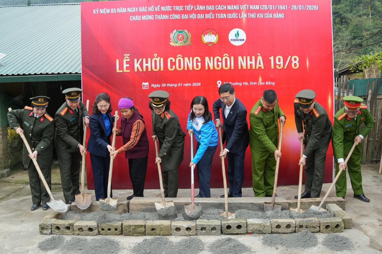 Petrovietnam mang “Xuân gắn kết - Tết nghĩa tình” đến với bà con Cao Bằng Petrovietnam mang “Xuân gắn kết - Tết nghĩa tình” đến với bà con Cao Bằng