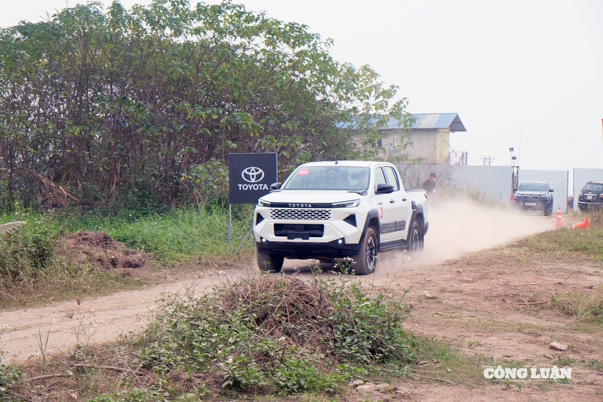 Toyota Hilux 2026 sở hữu khả năng vận hành mạnh mẽ hơn các đối thủ.