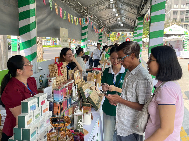 Người dân tham quan mua sắm sản phẩm đặc sản bản địa tại phiên chợ.