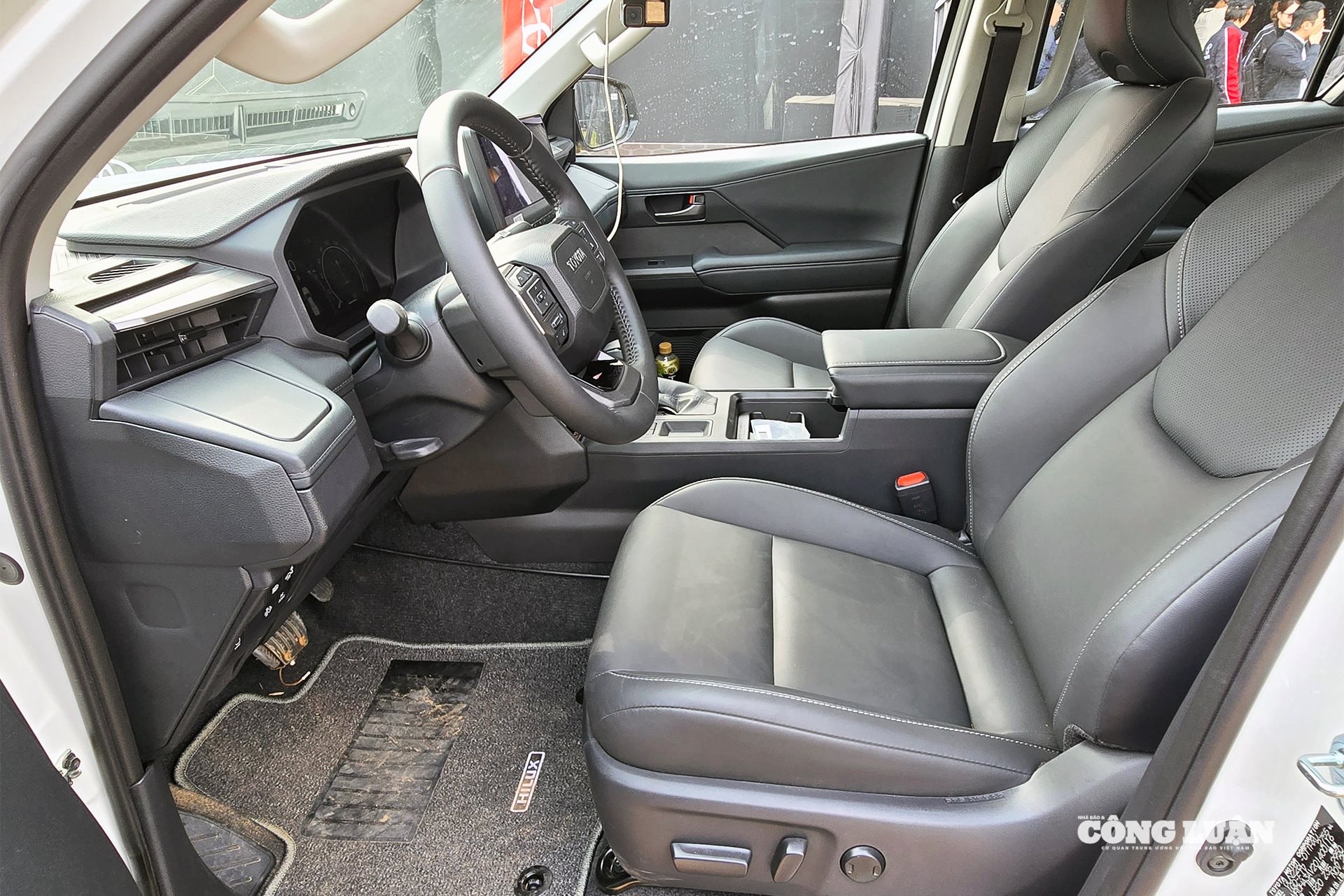 Không gian hàng ghế phía trước.