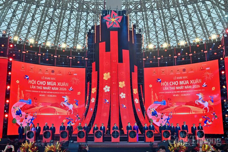 Nghi thức bấm bút khai mạc Hội chợ Mùa Xuân lần thứ nhất năm 2026 (Ảnh: Nam Nguyễn)