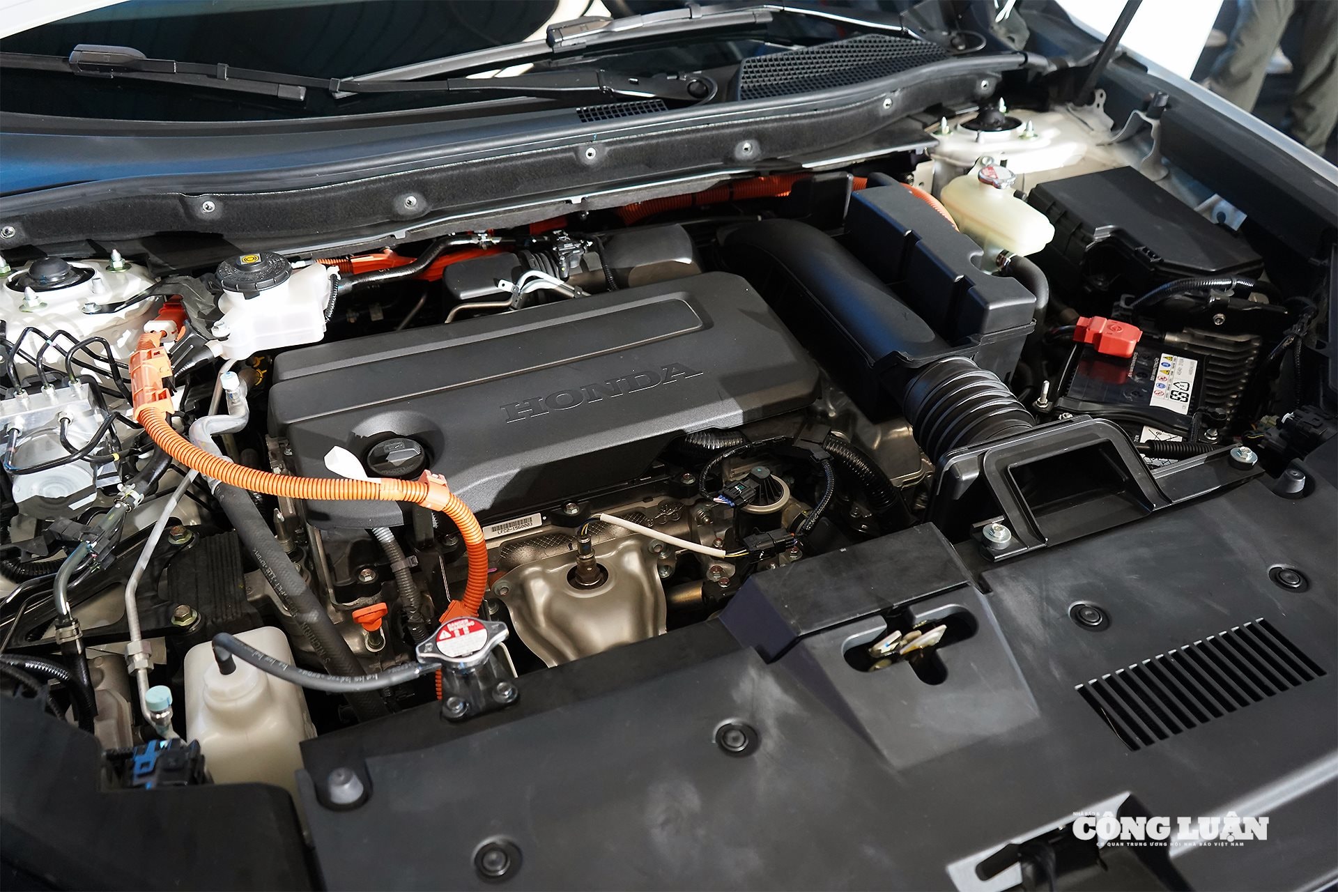 Cả 2 phiên bản đều dùng động cơ xăng 2.0L kết hợp motor điện, công suất cực đại 204 mã lực và mô-men xoắn cực đại 335 Nm.