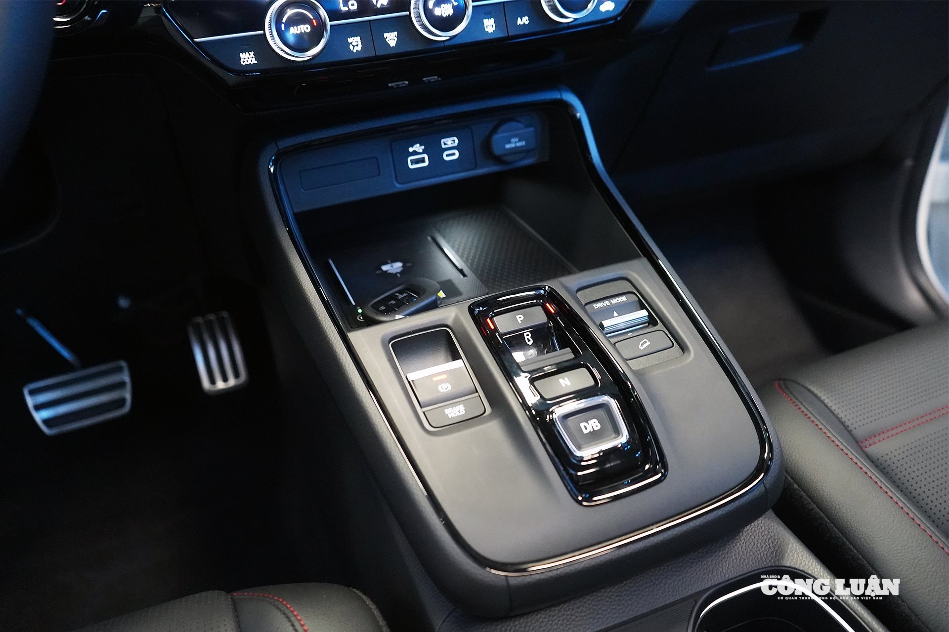 Xe dùng hệ thống phím bấm điện tử thay vì cần số.