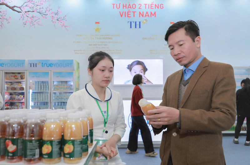 Gian hàng “Tự hào hai tiếng Việt Nam” của Tập đoàn TH với danh mục hơn 200 sản phẩm, mang đến trải nghiệm toàn diện cho khách tham quan.