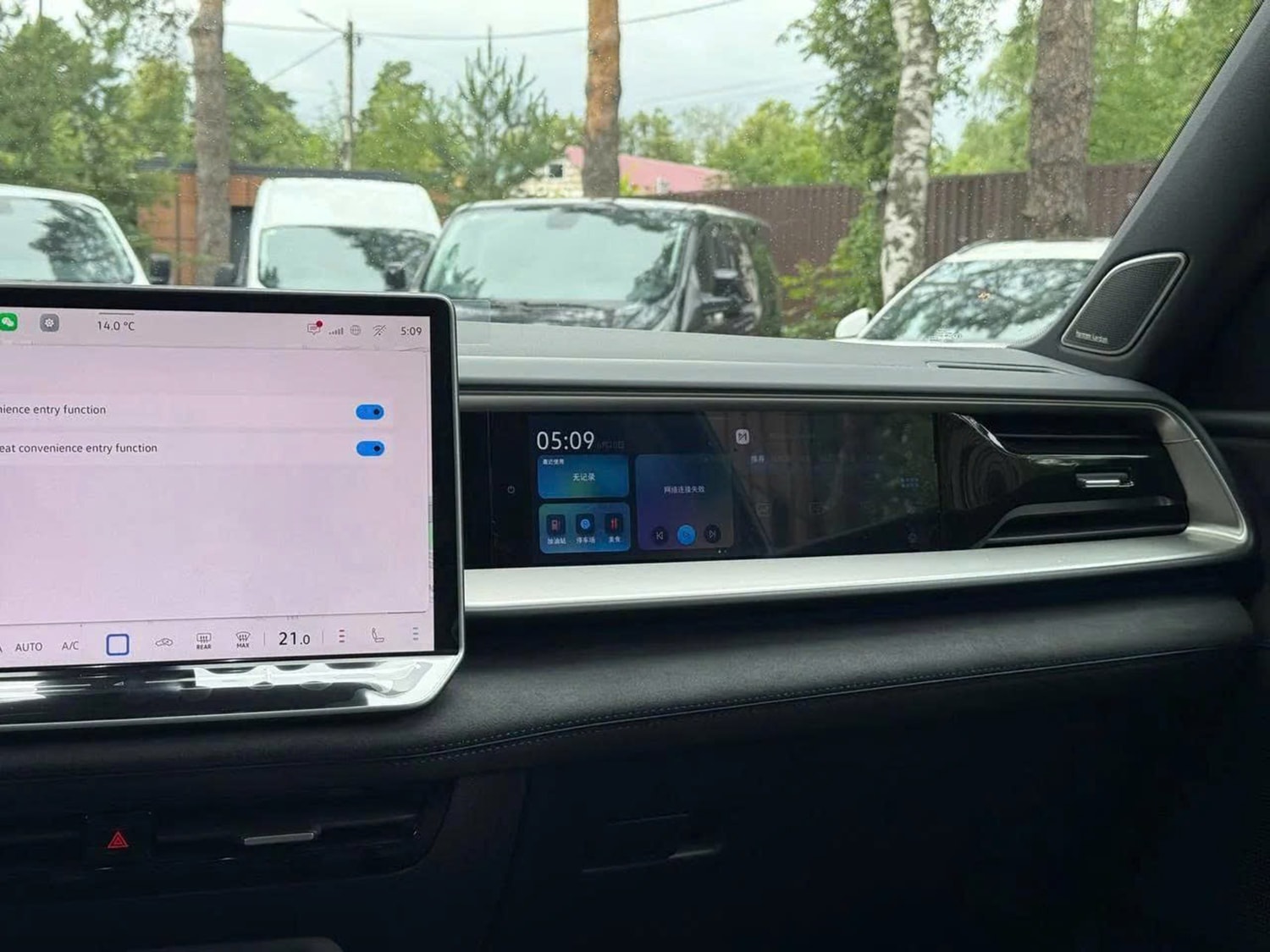 VW Teramont Pro trang bị cả màn hình cho hành khách phía trước - Ảnh: EN Cars