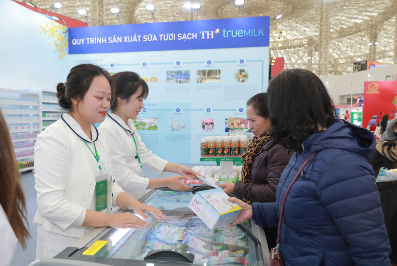 Khách tham quan được trải nghiệm da dạng các sản phẩm tại gian hàng.