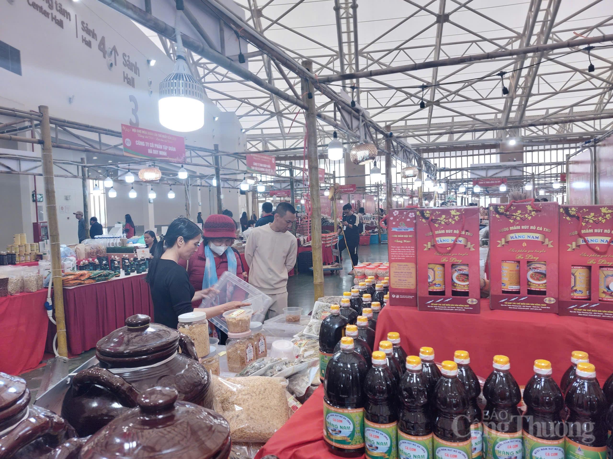 Người dân yên tâm với chất lượng hàng hoá. Ảnh: Phương Lan