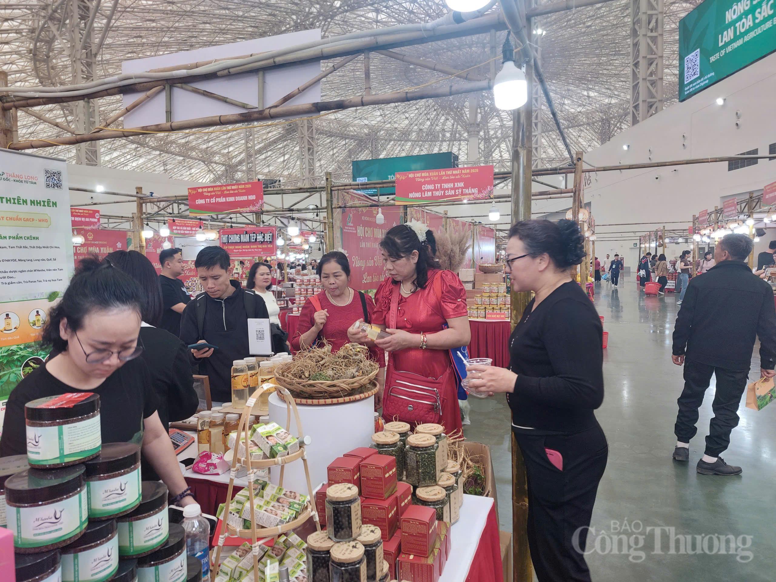 Ngay từ sáng sớm người dân đã tới thăm quan mua sắm tại Hội chợ Mùa Xuân. Ảnh: Phương Lan