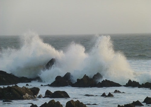 Dự báo vào đêm 26/11 đến ngày 27/11, ở Giữa Biển Đông (bao gồm phía Bắc Trường Sa), khu vực gần tâm bão có gió mạnh cấp 9-10, giật cấp 12, sóng cao 6,0-8,0 m; biển động rất mạnh (ảnh minh họa).