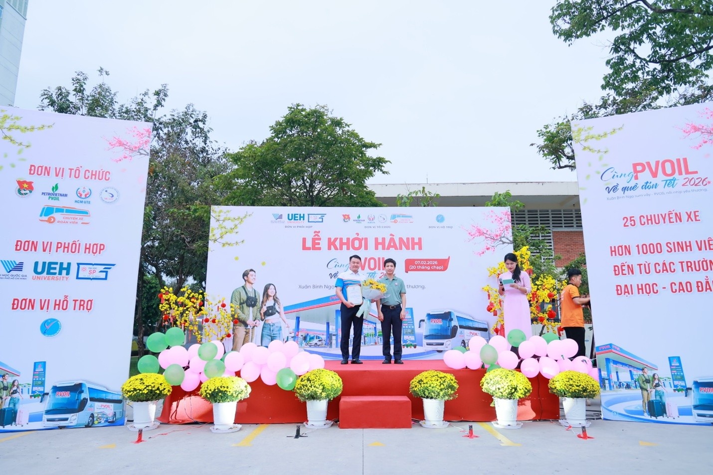 Phó Hiệu trưởng Trường ĐH Công nghệ Kỹ thuật TP.HCM trao hoa và thư cảm ơn cho Phó TGĐ Lê Trung Hưng.