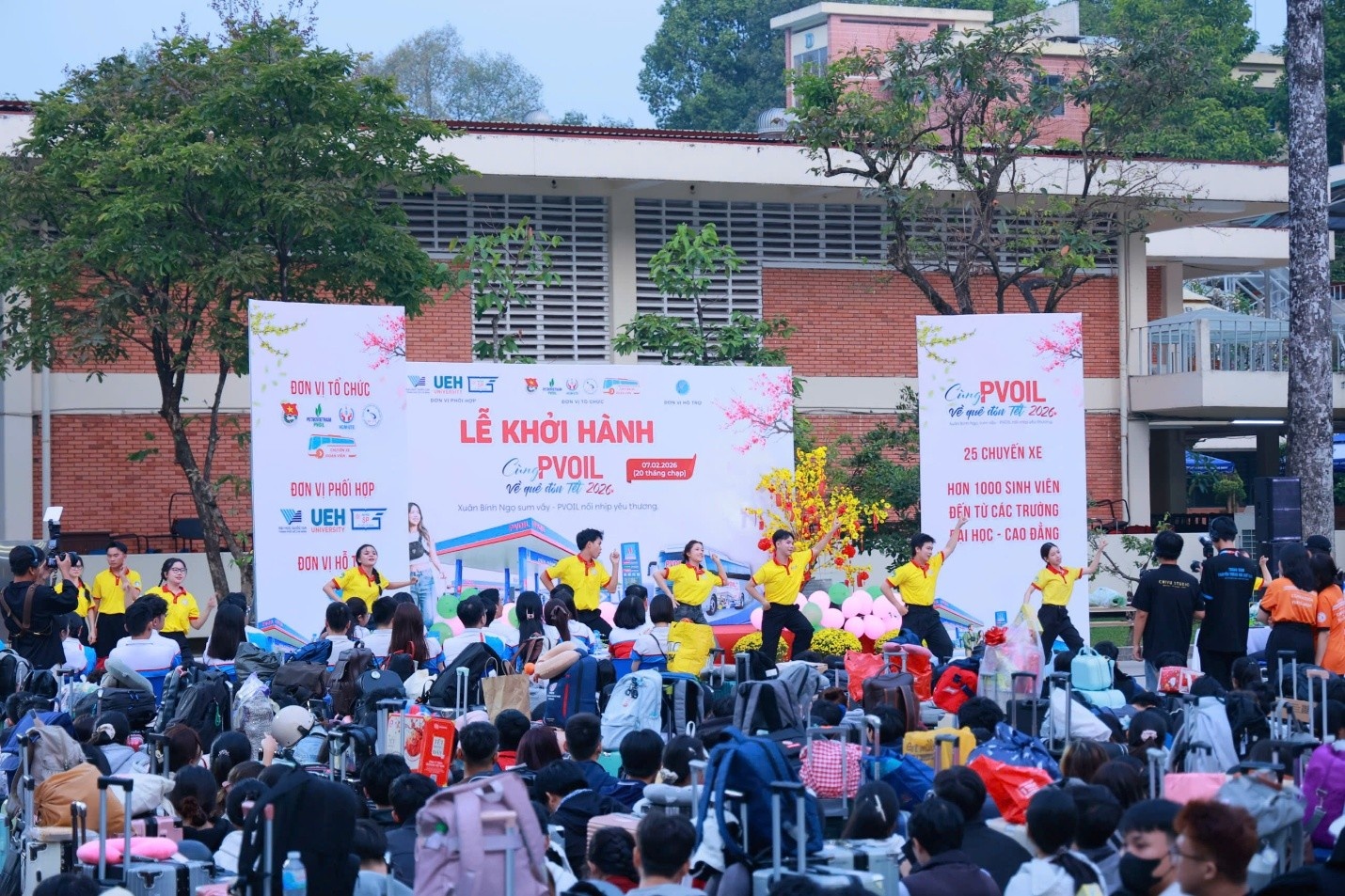 Không khí được hâm nóng bởi các tiết mục văn nghệ chào Xuân.